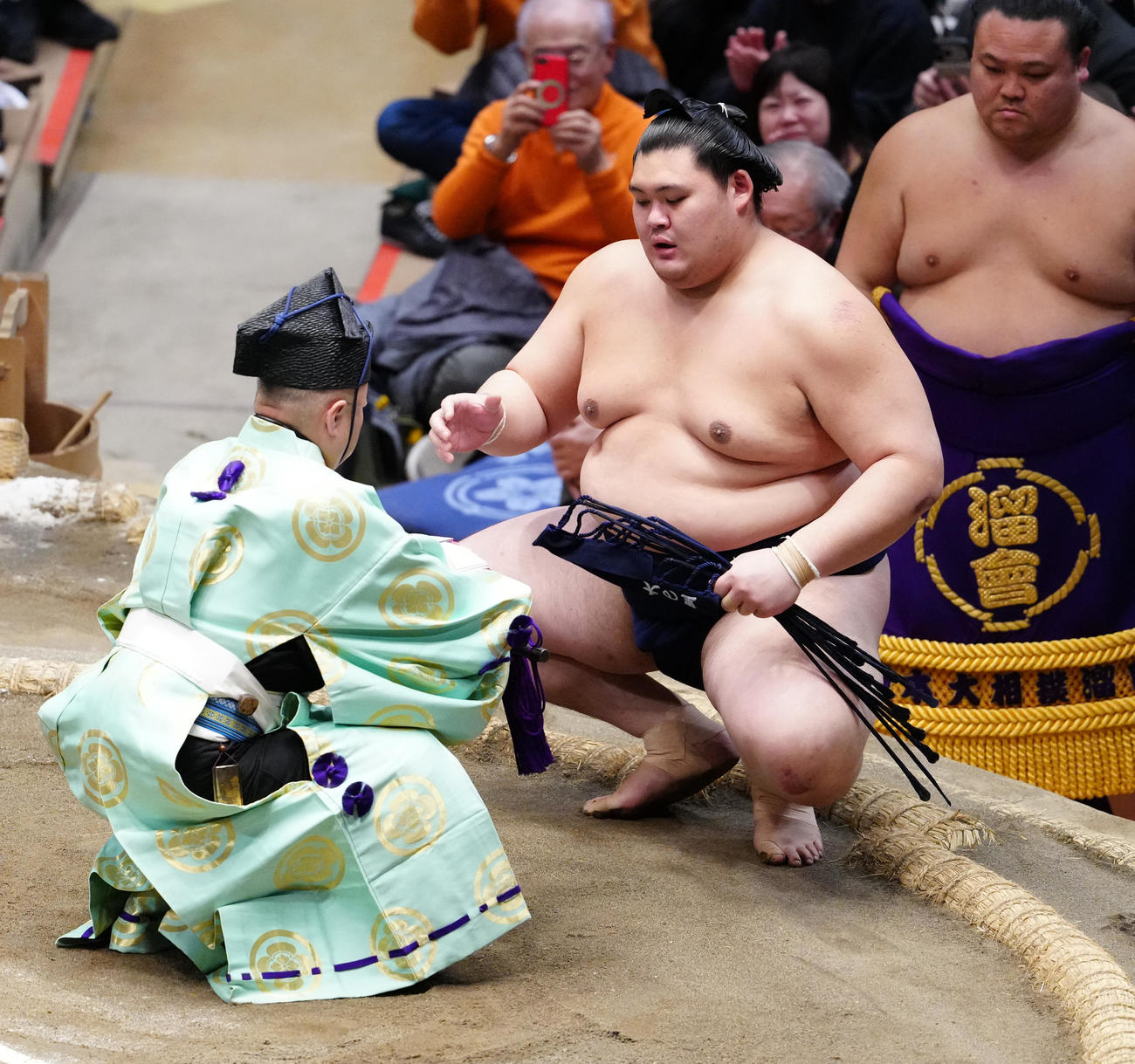 懸賞金を受け取る大の里（撮影・鈴木みどり）