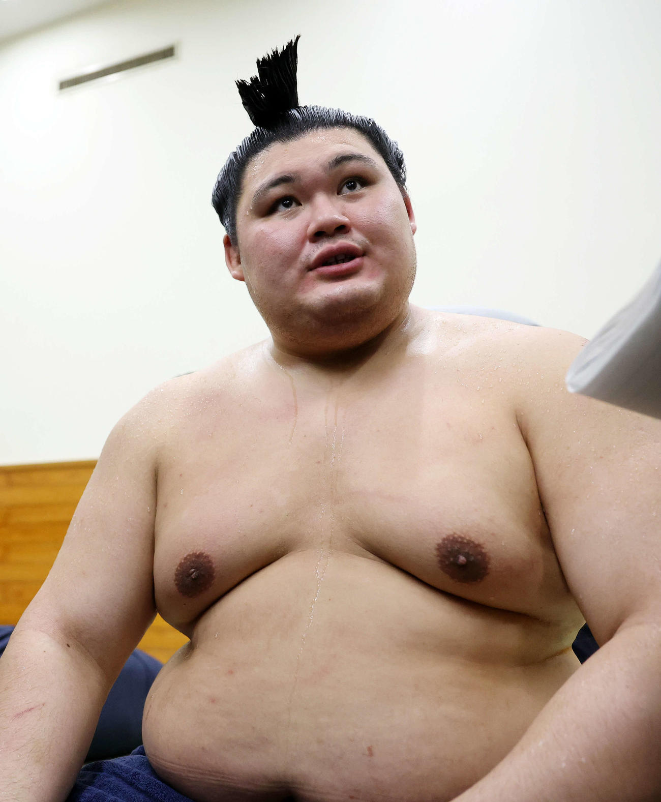 報道陣の質問に答える大の里　