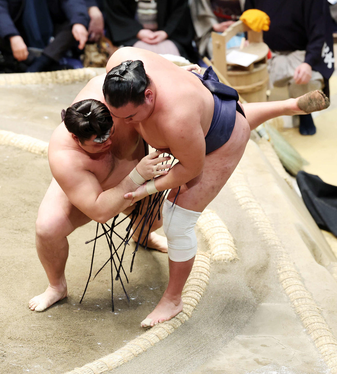 豊昇龍（右）を寄り切りで破る霧島（撮影・鈴木正人）　