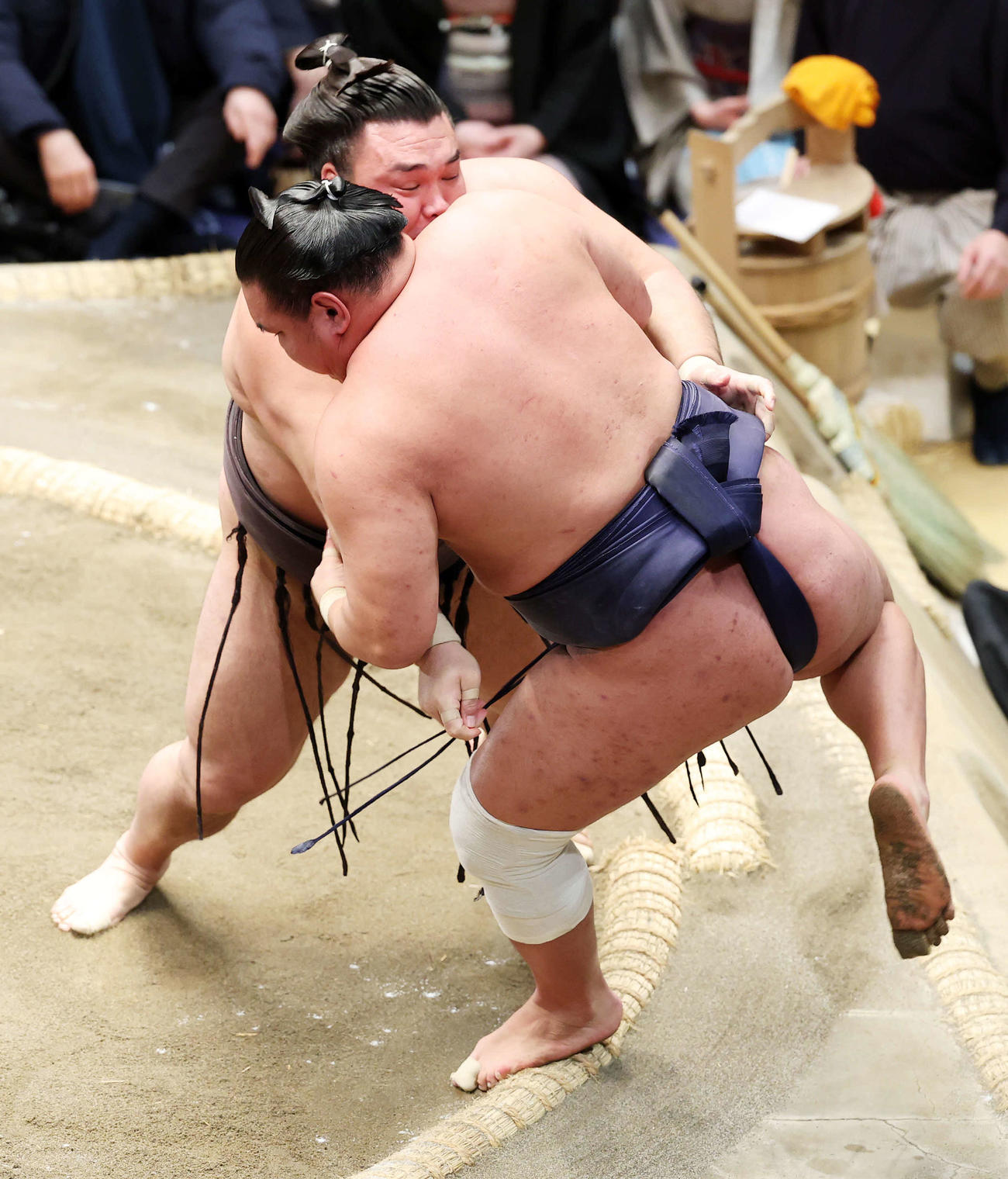 豊昇龍（手前）を寄り切りで破る霧島（撮影・鈴木正人）　