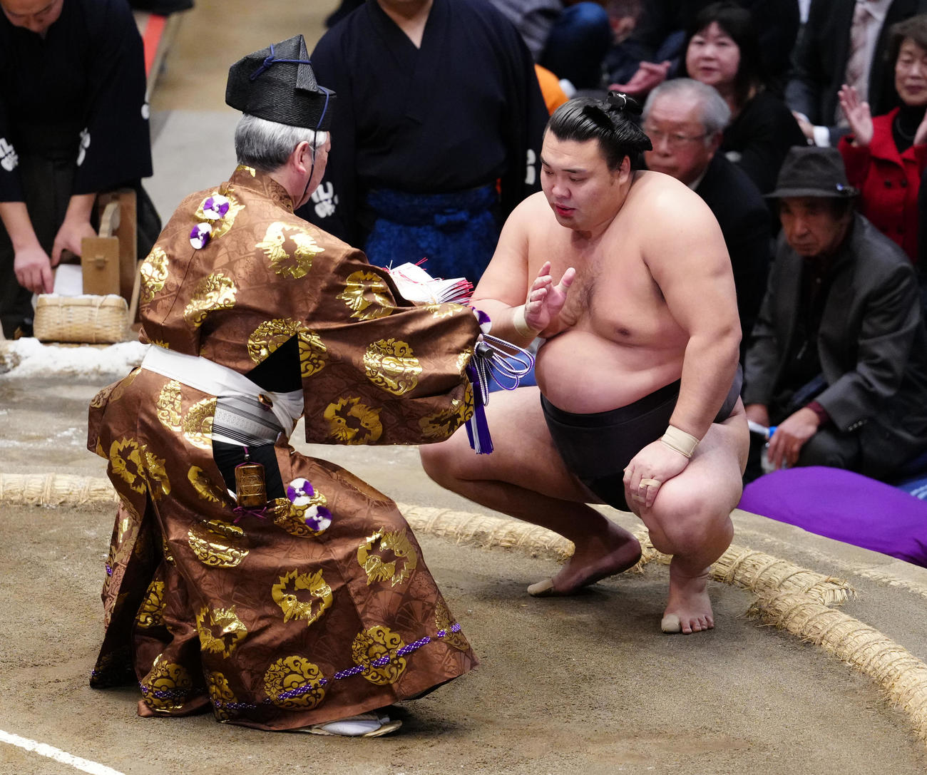 大相撲懸賞金を受け取る霧島（撮影・鈴木みどり）