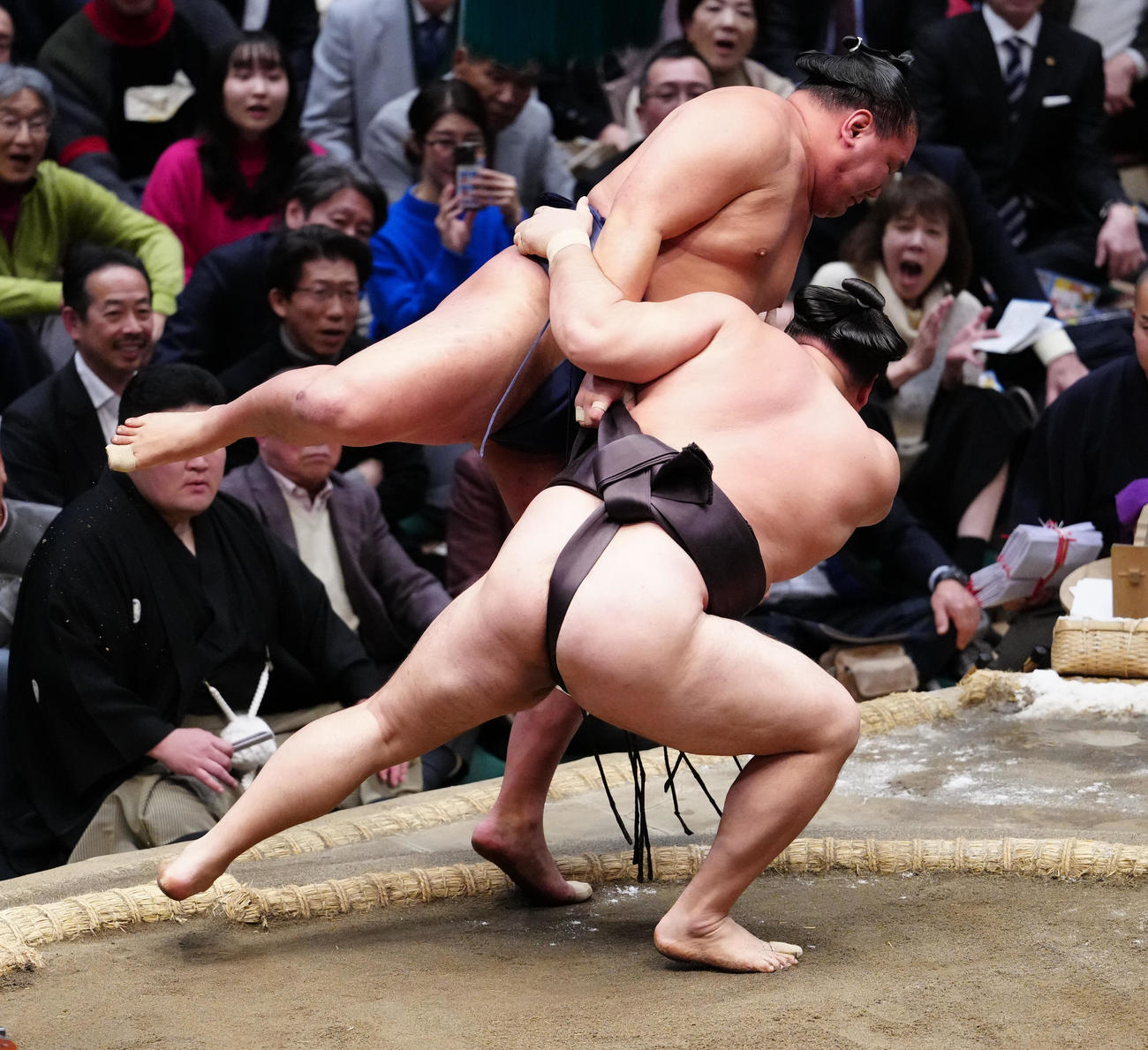 豊昇龍（後方）は霧島に寄り切りで敗れる（撮影・鈴木みどり）