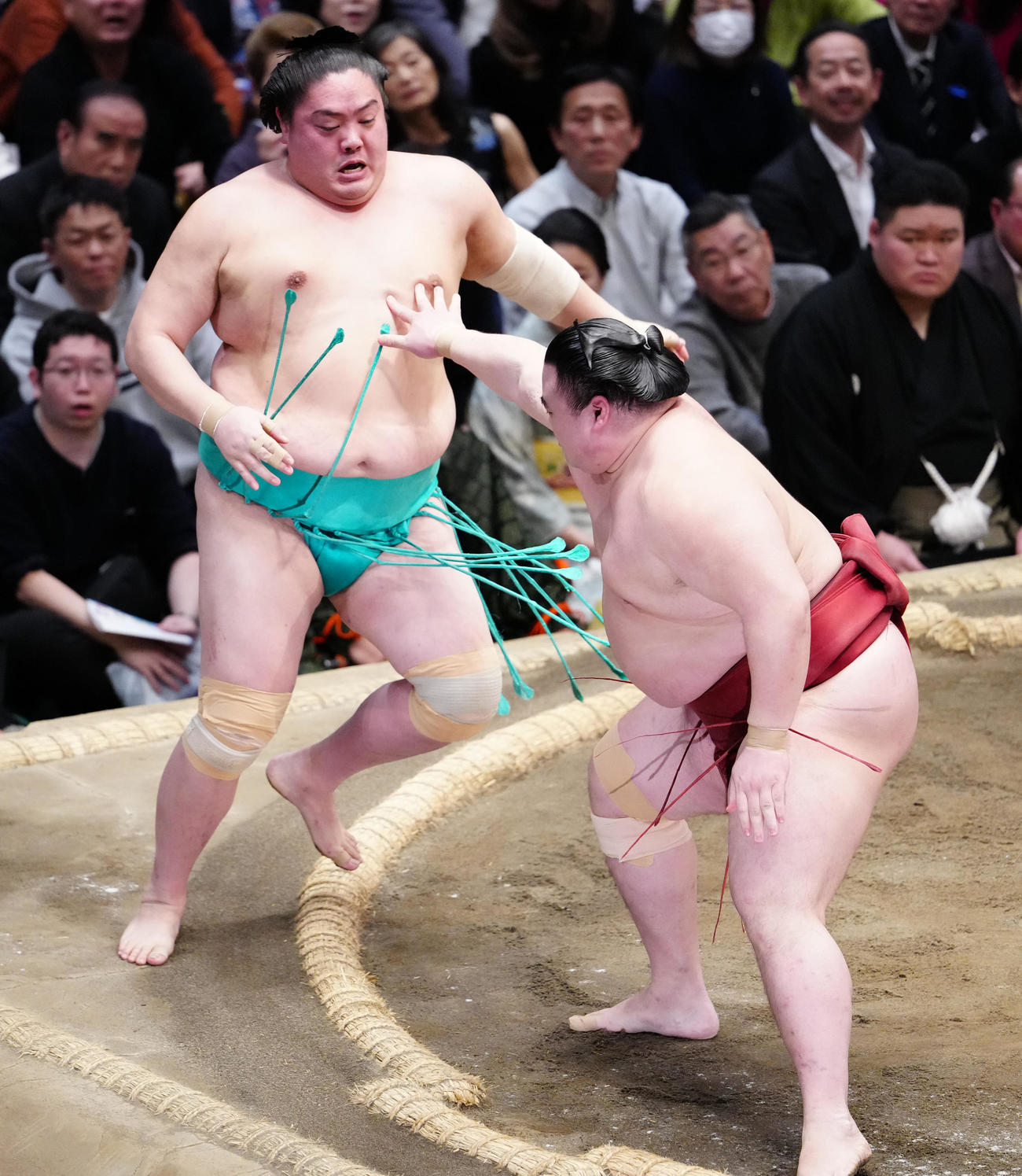一山本（左）を押し出しで破る隆の勝（撮影・鈴木みどり）