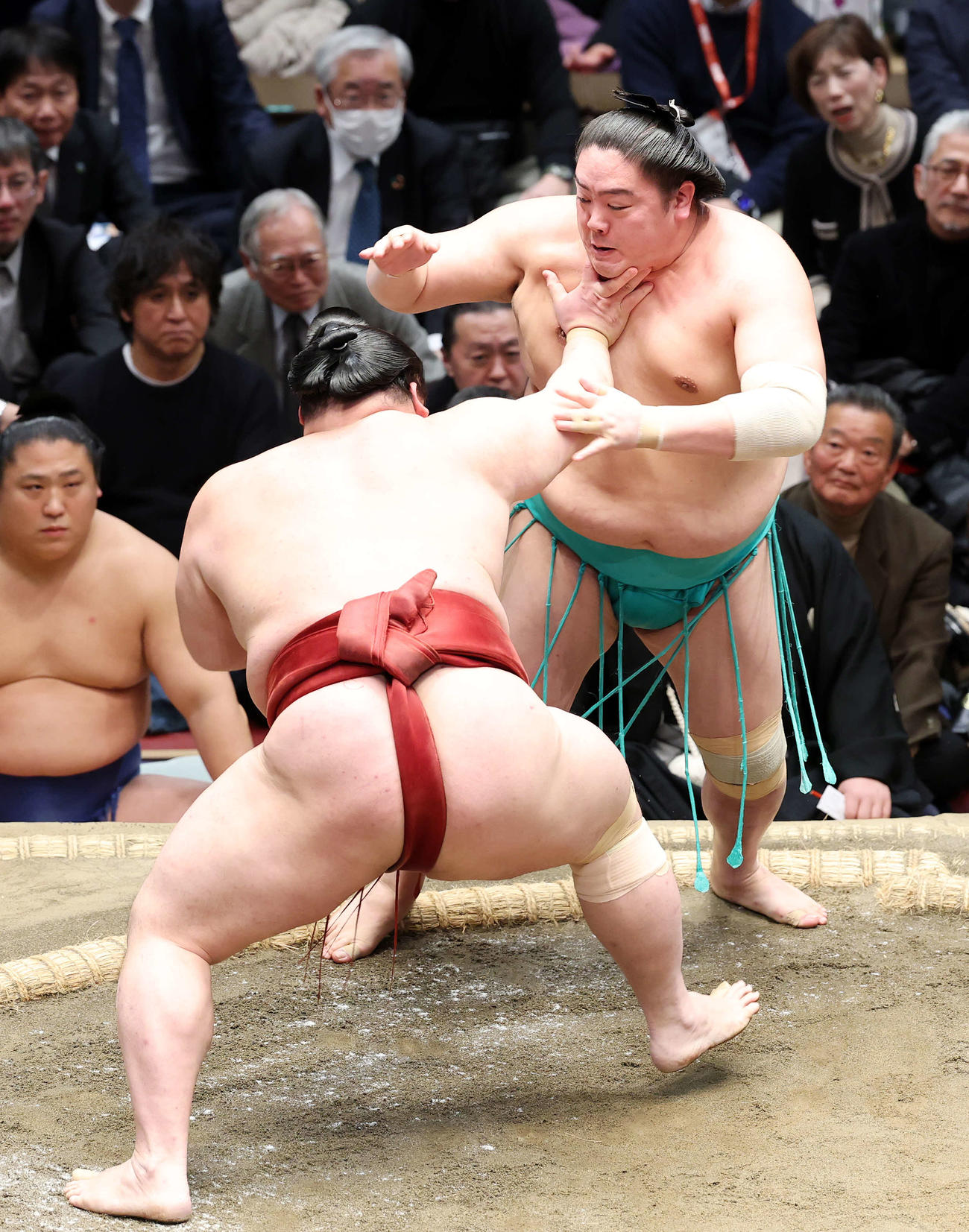 隆の勝（手前）に攻められる一山本（撮影・鈴木正人）　