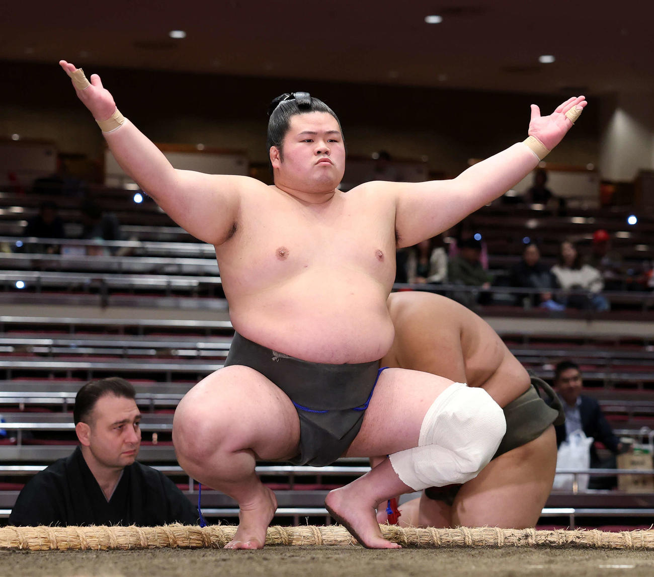 塵手水（ちりちょうず）する蒼富士（撮影・鈴木正人）　