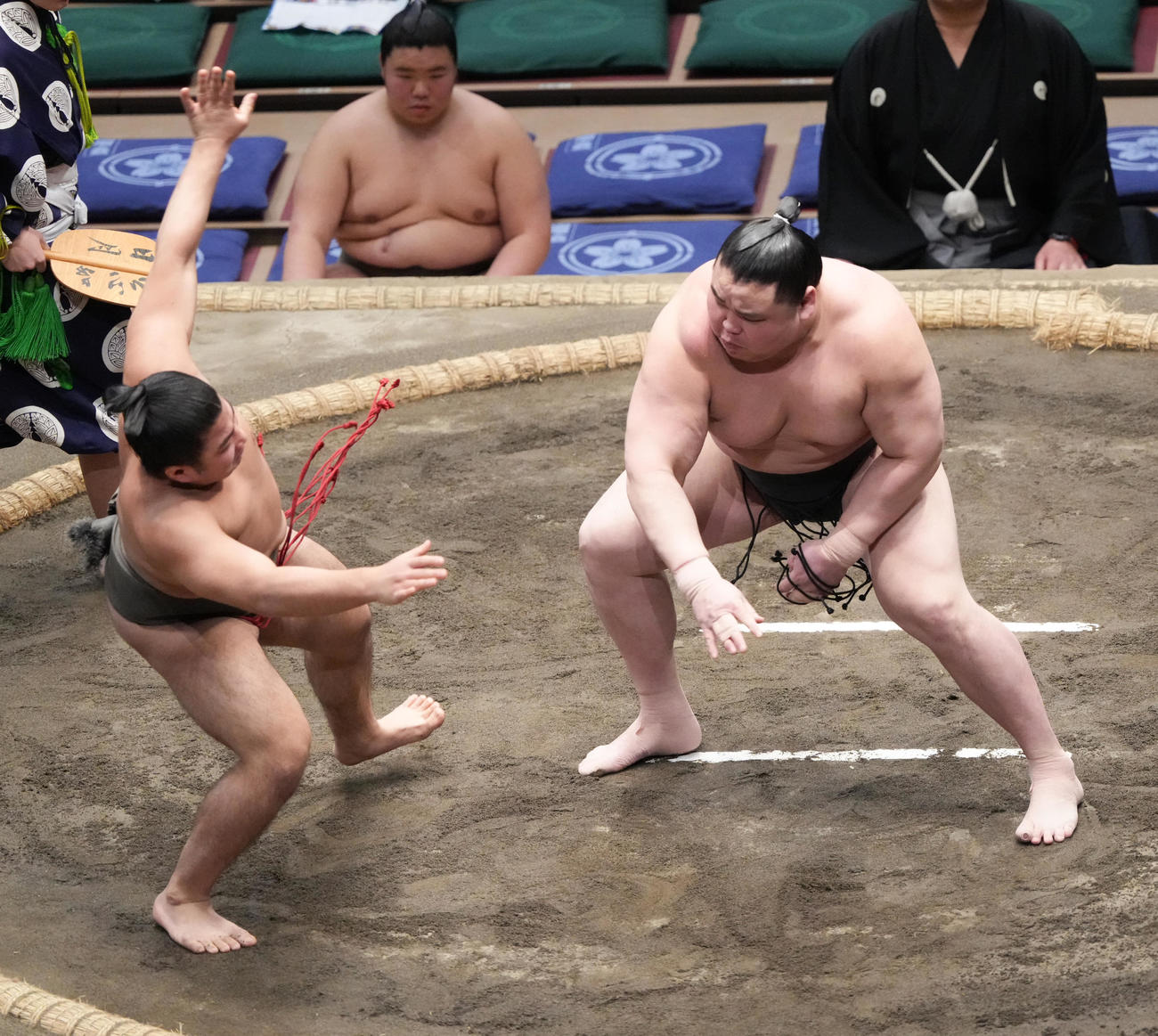 旭富士（右）は若大根原を押し倒しで破る（撮影・小沢裕）