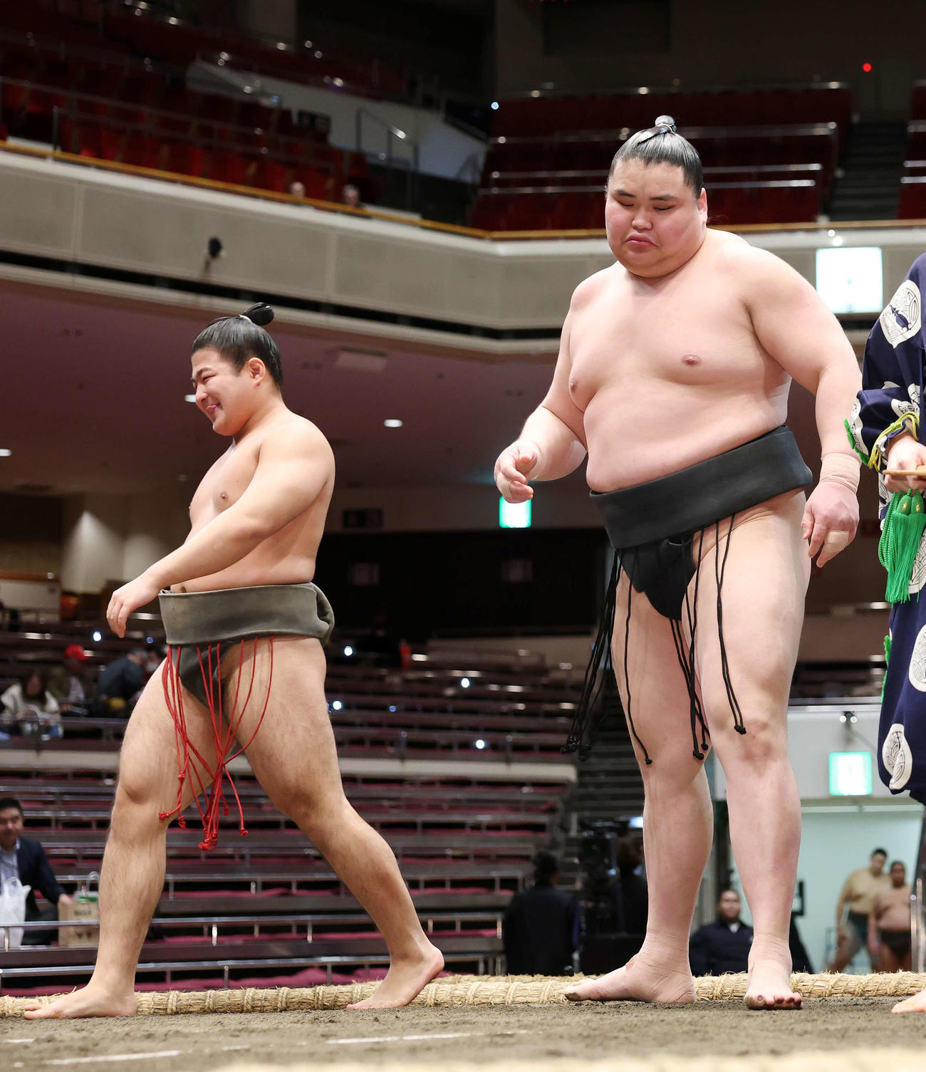 若大根原（左）を押し倒しで破った旭富士（撮影・鈴木正人）　