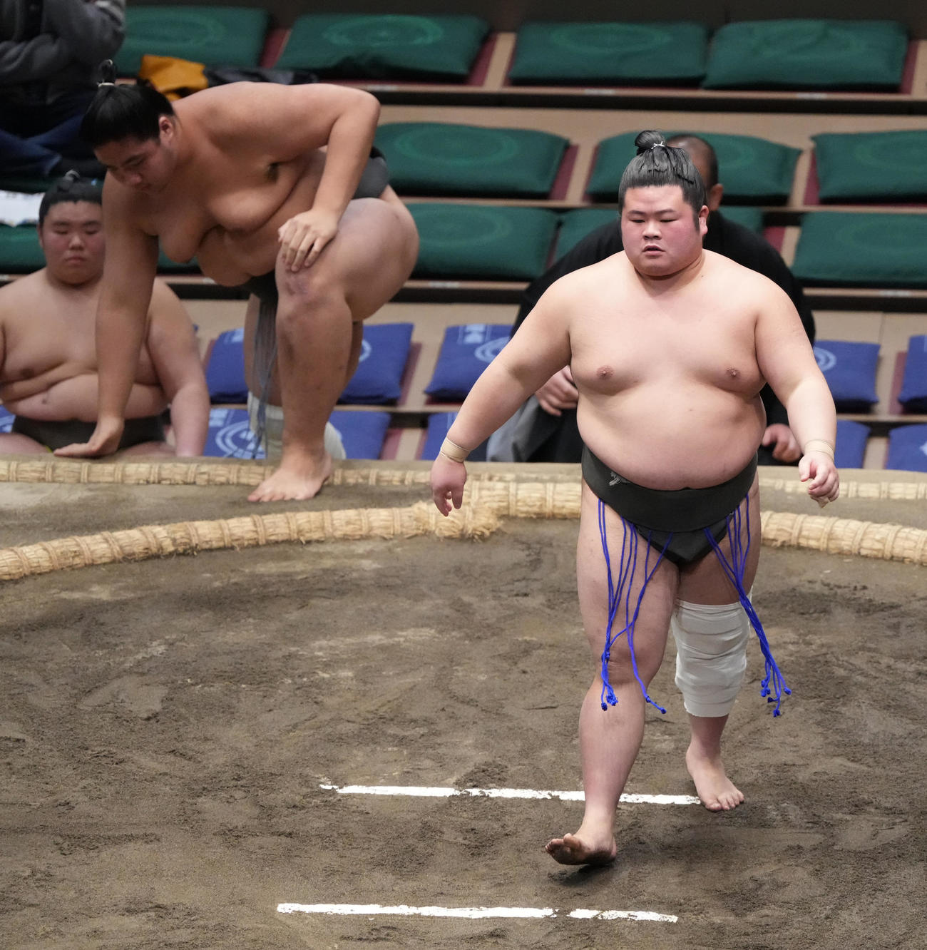 蒼富士（右）は達ノ海を押し出しで破る（撮影・小沢裕）