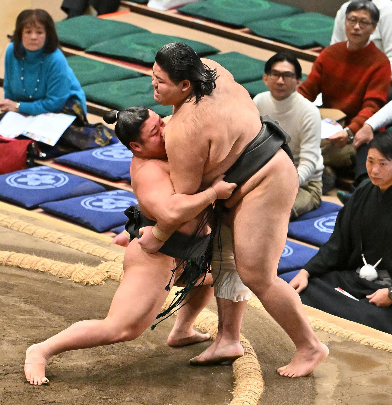 花の冨士（左）は鶴英山を寄り切りで破る（撮影・滝沢徹郎）