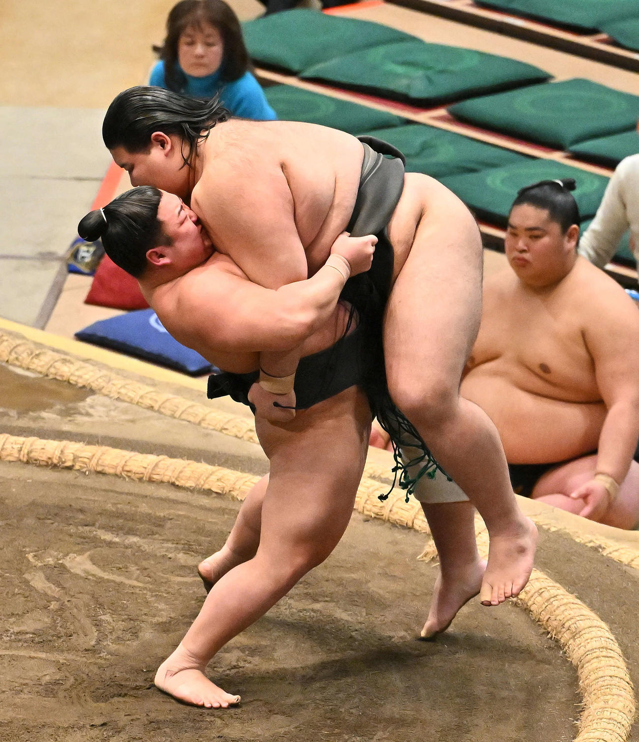 鶴英山（右）を攻める花の冨士（撮影・滝沢徹郎）