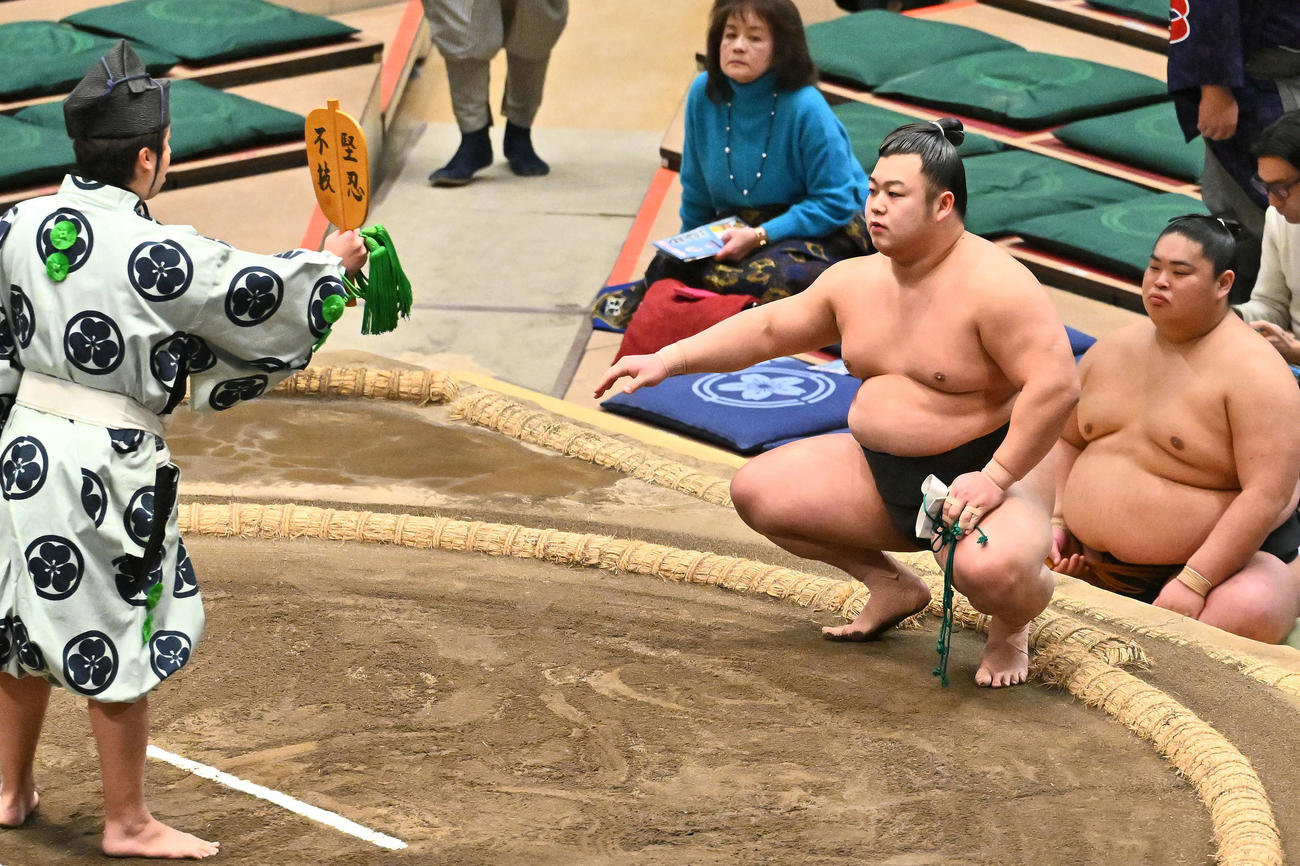 花の冨士は鶴英山を破り勝ち名乗りを受ける（撮影・滝沢徹郎）