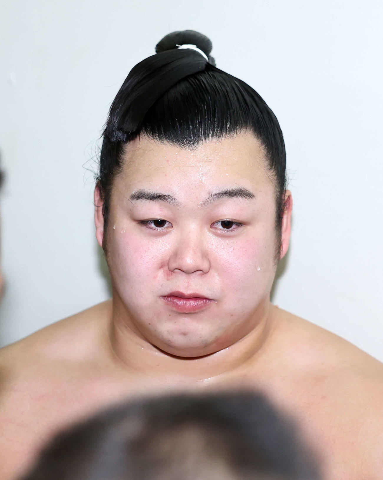 報道陣の質問に答える花の富士（撮影・鈴木正人）　