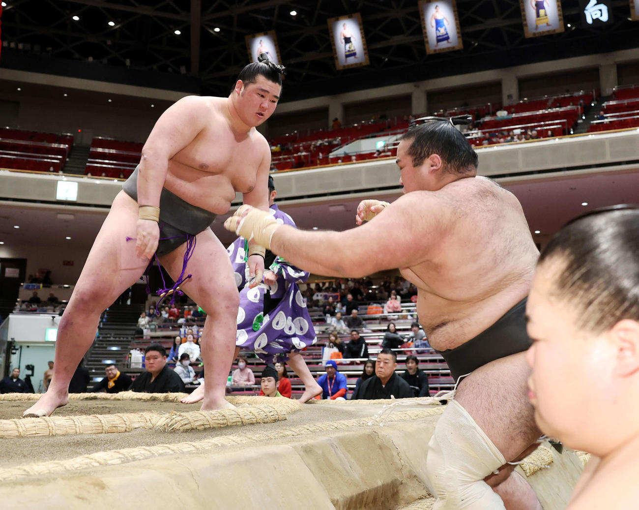 春雷（左）に突き出しで敗れる生田目（撮影・鈴木正人）　