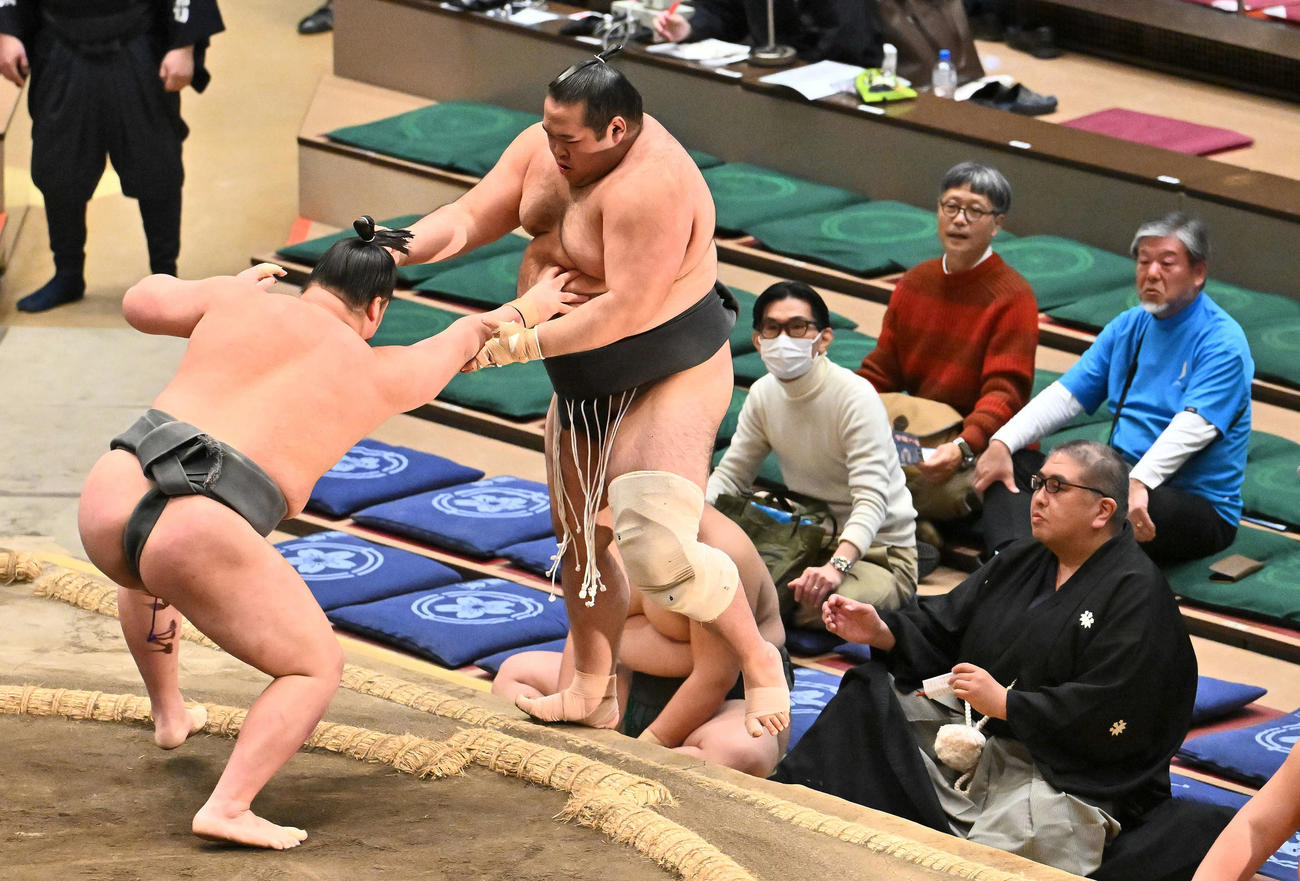生田目（右）は春雷に突き出しで敗れる（撮影・滝沢徹郎）