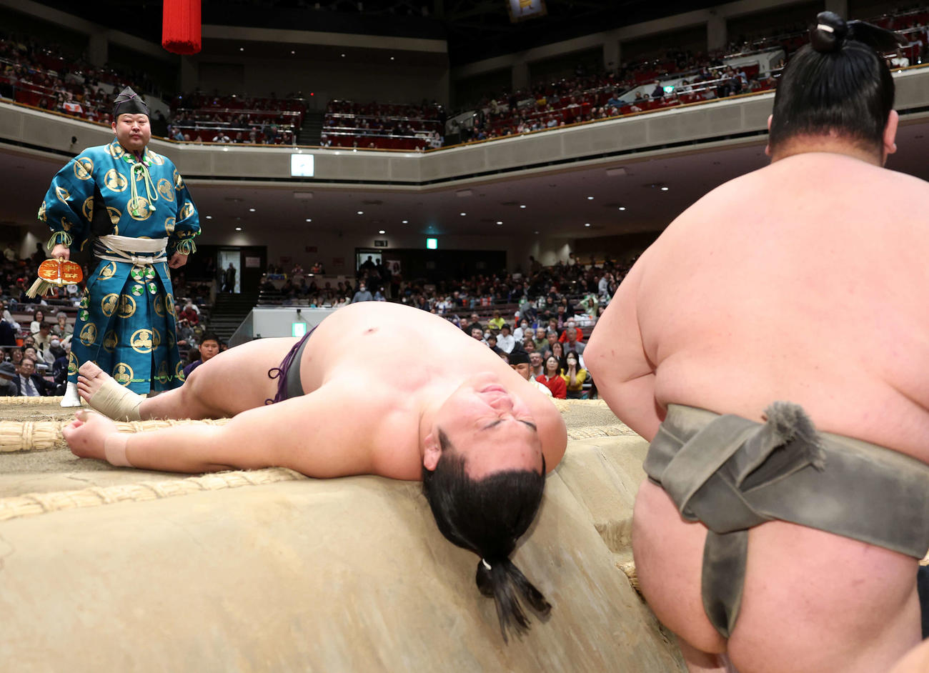 延原（右）に浴びせ倒しで敗れた炎鵬（撮影・鈴木正人）　