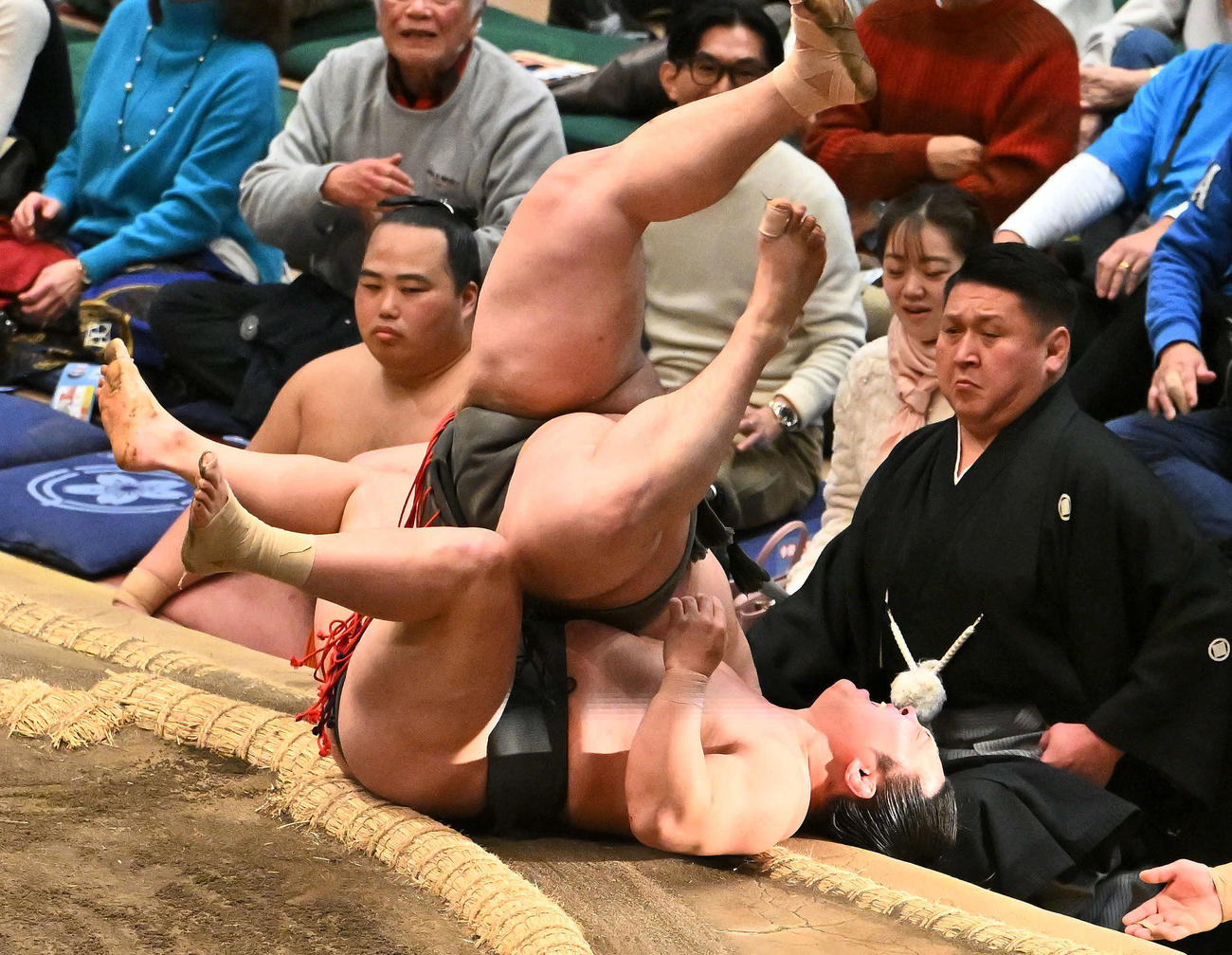 炎鵬（下）は延原に浴びせ倒しで敗れる（撮影・滝沢徹郎）