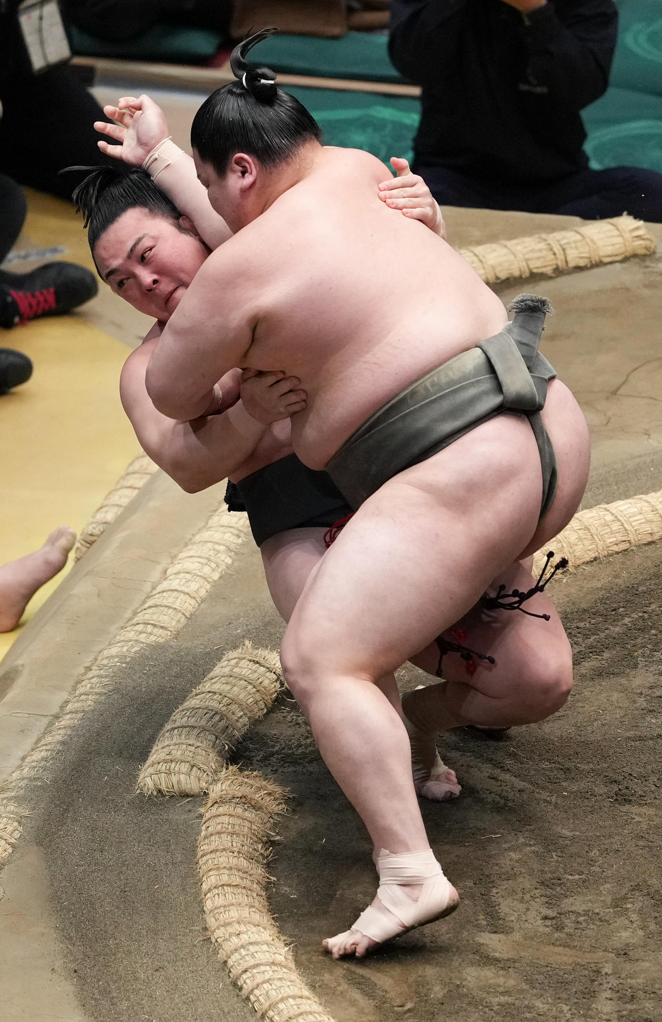 炎鵬（左）は延原に浴びせ倒しで破れ幕下優勝を逃す（撮影・小沢裕）