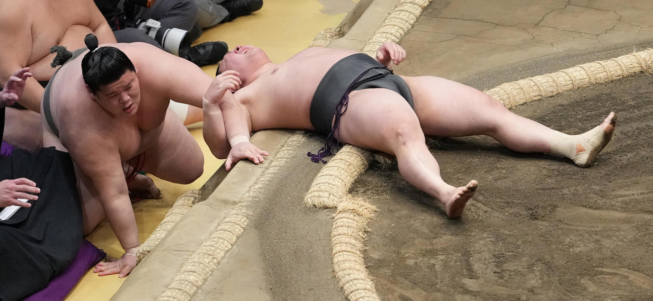 炎鵬（右）は延原に浴びせ倒しで破れ幕下優勝を逃す（撮影・小沢裕）