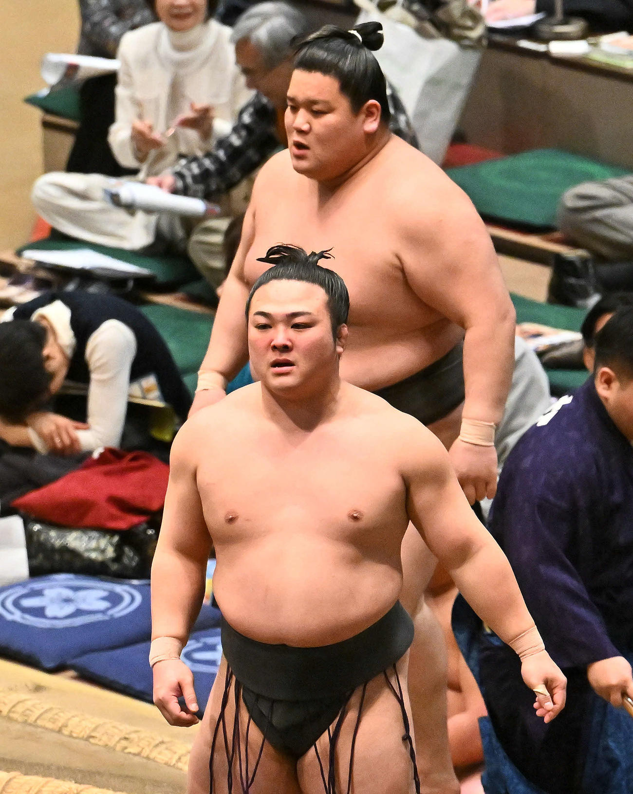 炎鵬（手前）は延原に浴びせ倒しで敗れる（撮影・滝沢徹郎）