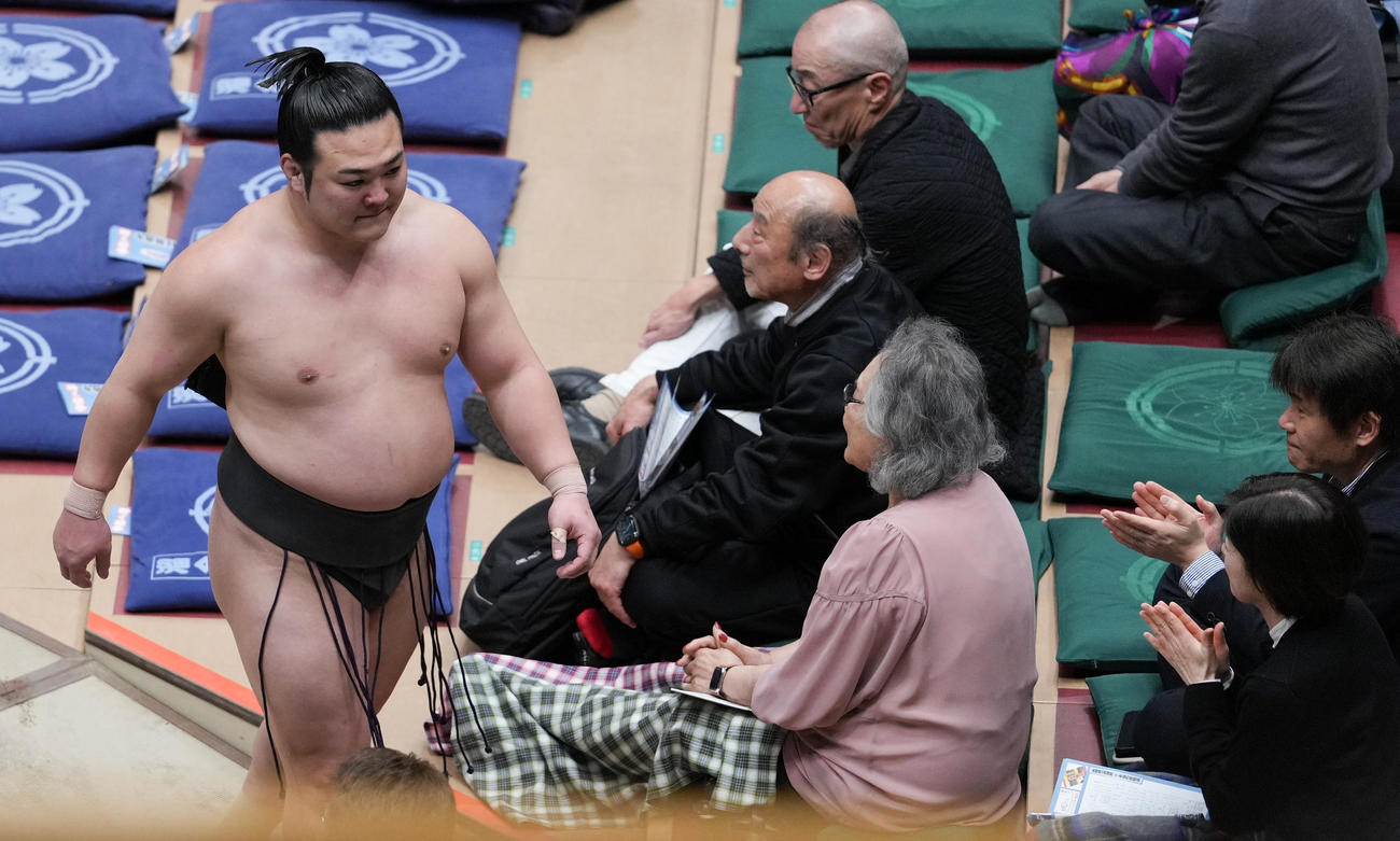 幕下優勝を逃し花道を引き揚げる炎鵬（撮影・小沢裕）