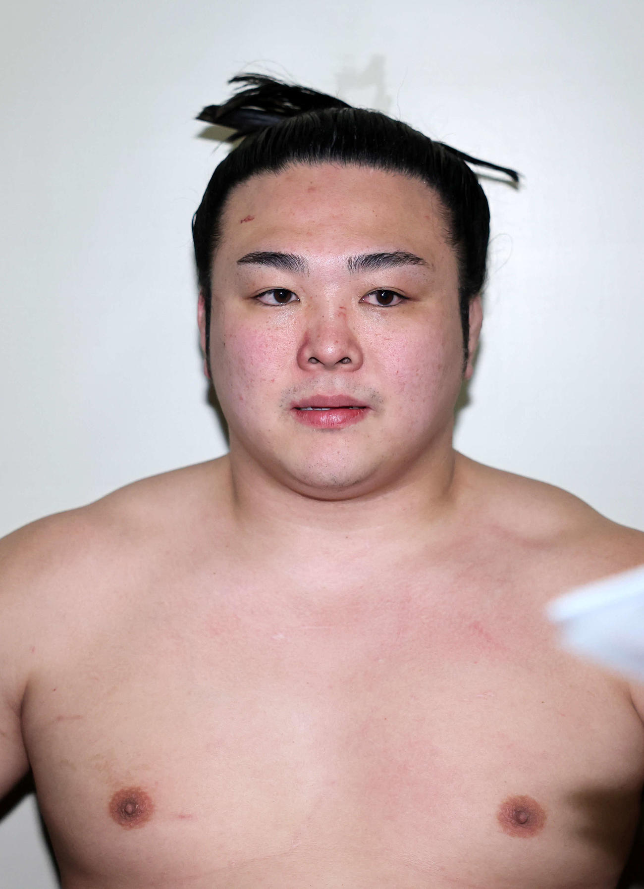 報道陣の質問に答える炎鵬（撮影・鈴木正人）　