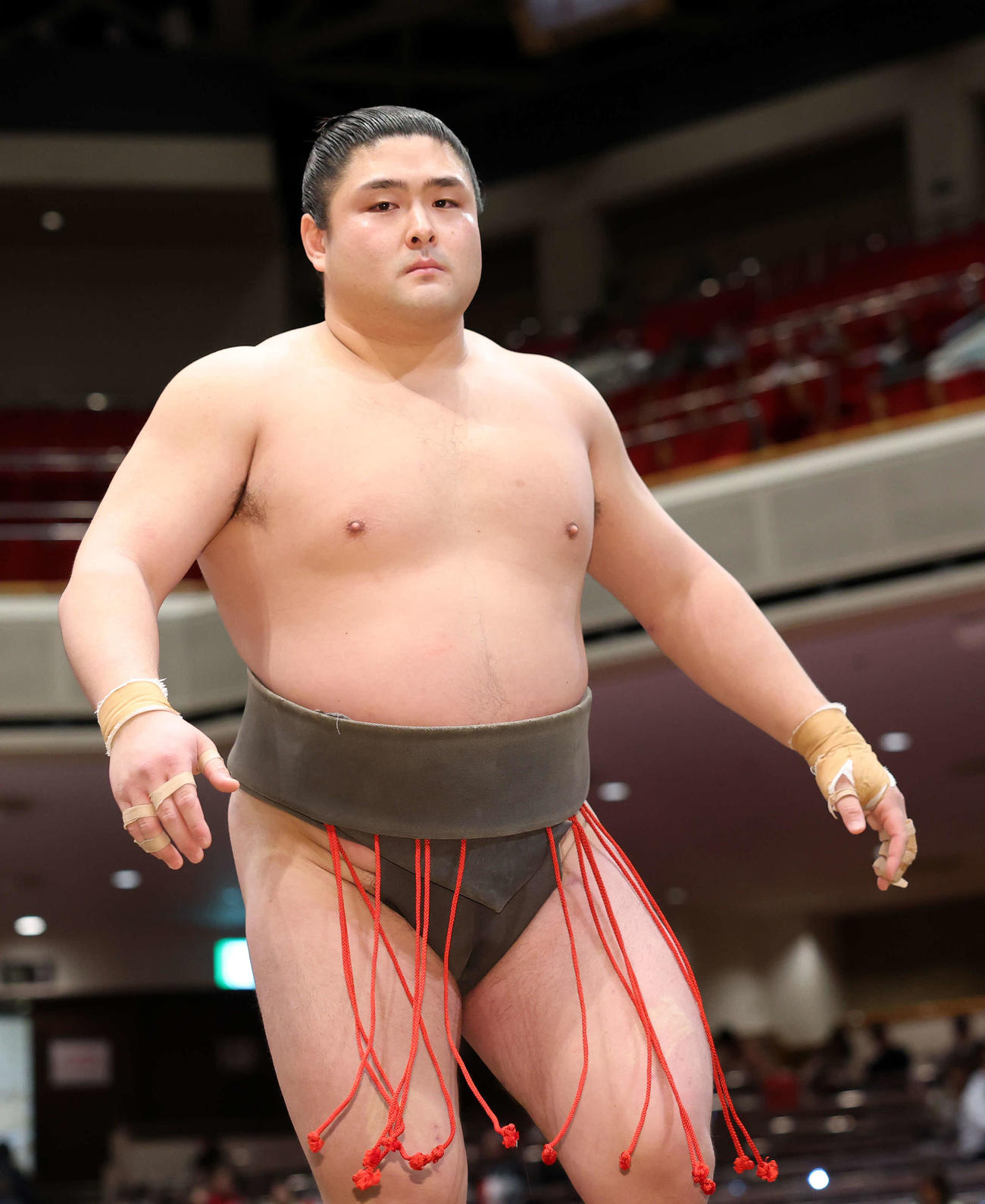 千代大和をはたき込みで破った光星竜（撮影・鈴木正人）　