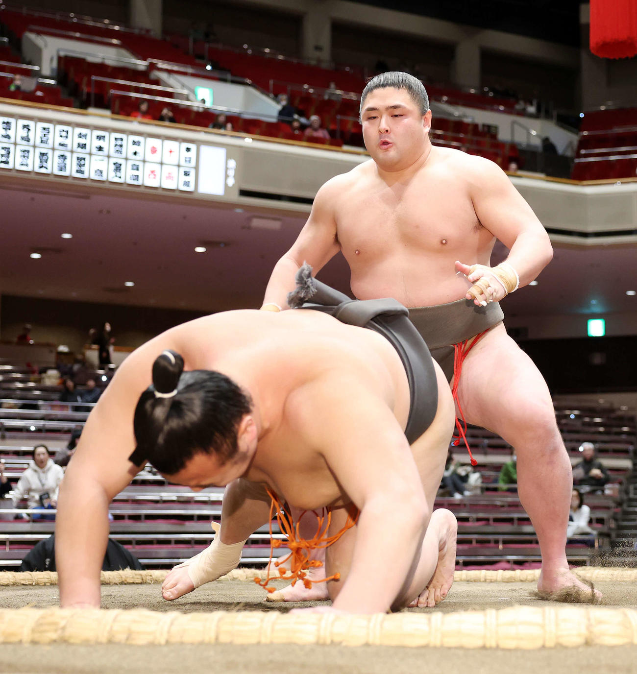 千代大和（手前）をはたき込みで破った光星竜（撮影・鈴木正人）　