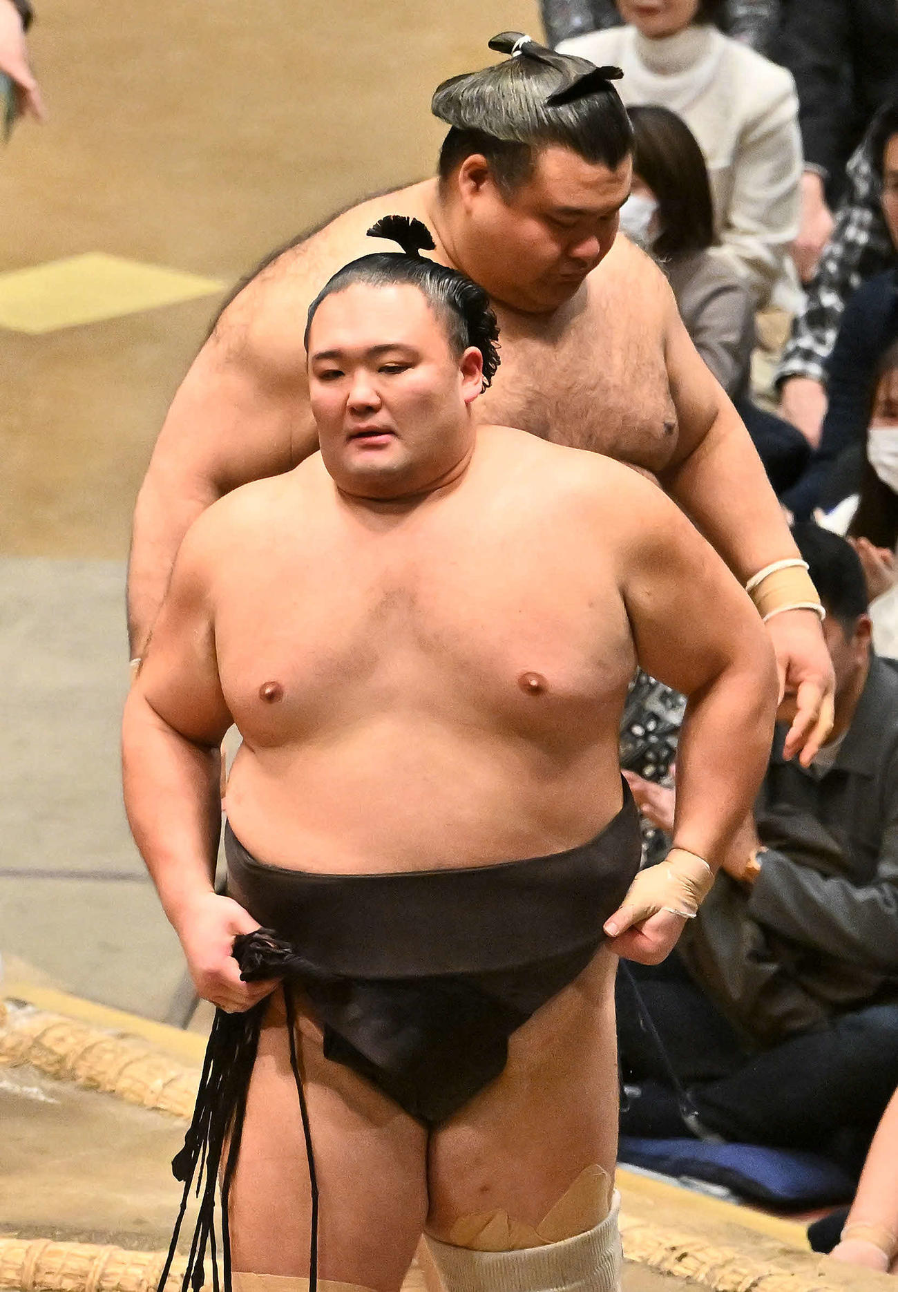 朝乃山（手前）は高安に敗れる（撮影・滝沢徹郎）