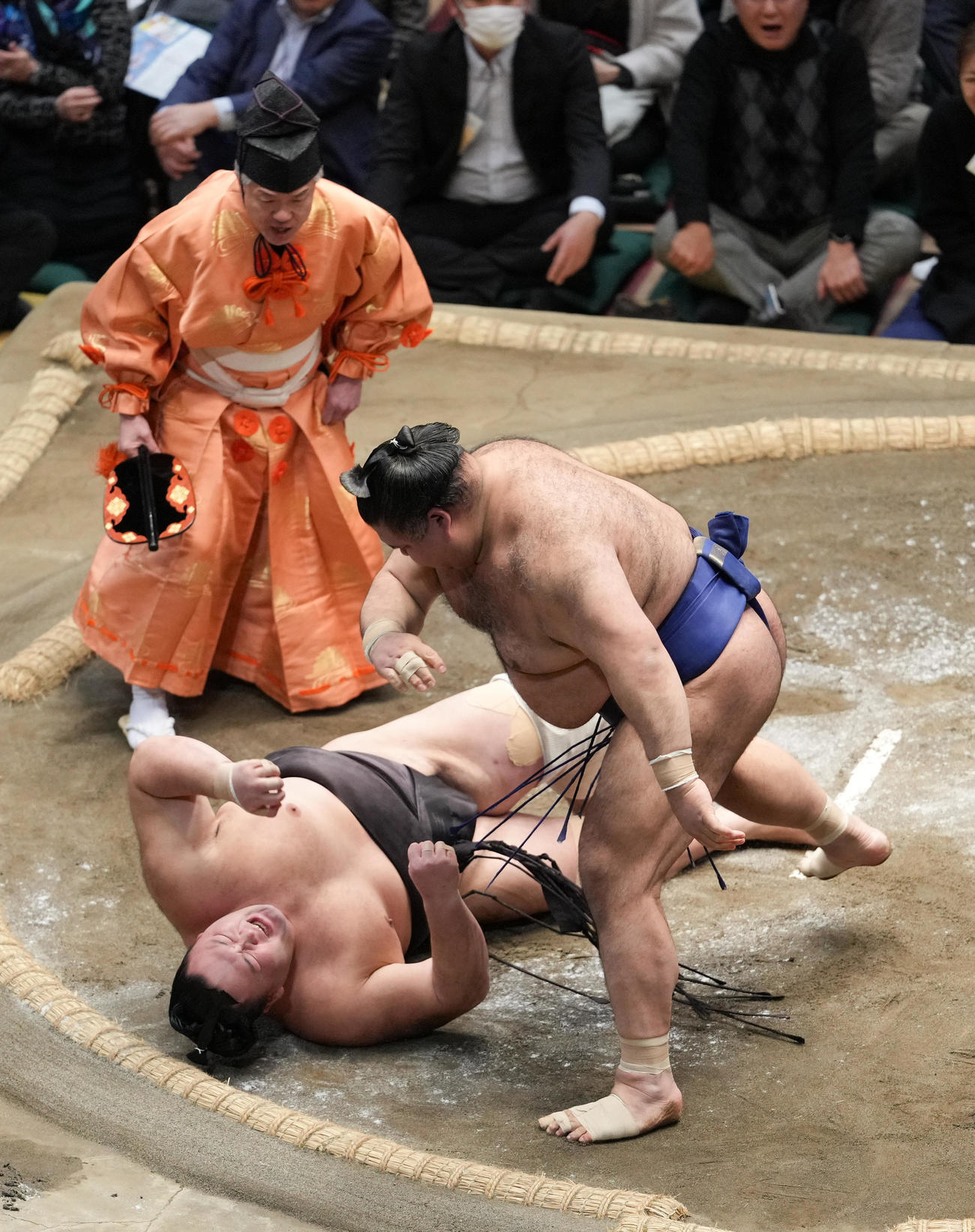 朝乃山は高安（右）に上手投げで敗れる（撮影・小沢裕）