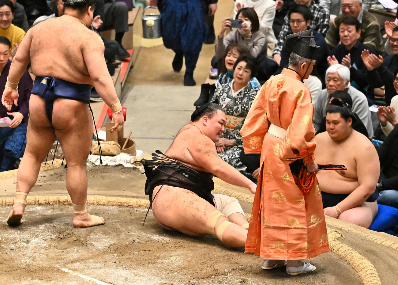 朝乃山（中央）は高安（左）に敗れる（撮影・滝沢徹郎）