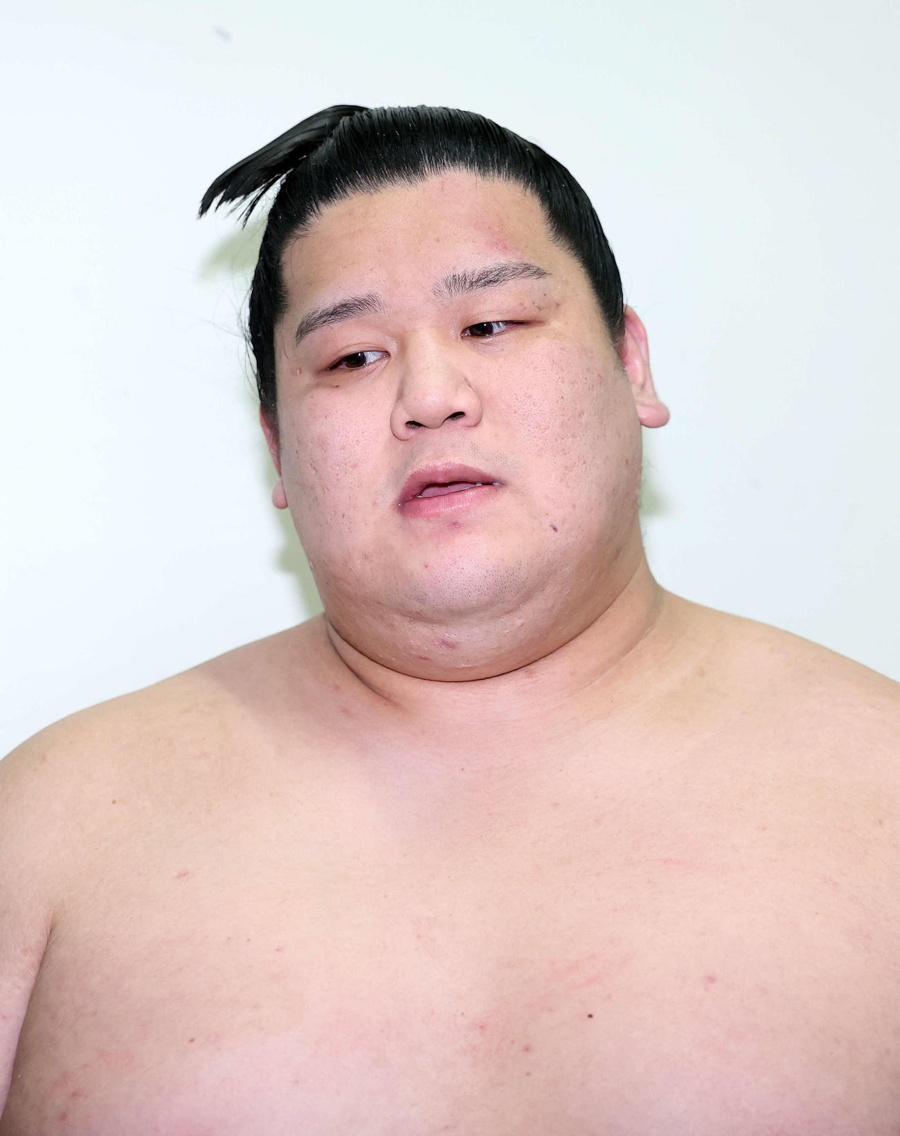 報道陣の質問に答える延原（撮影・鈴木正人）　