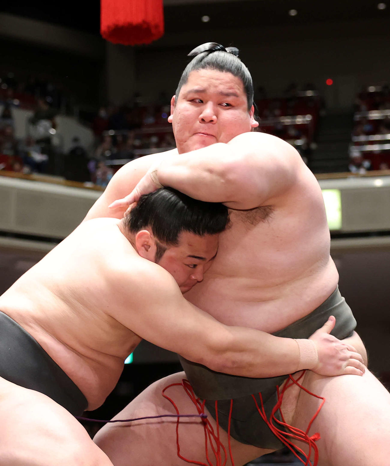 炎鵬（左）を攻める延原（撮影・鈴木正人）　