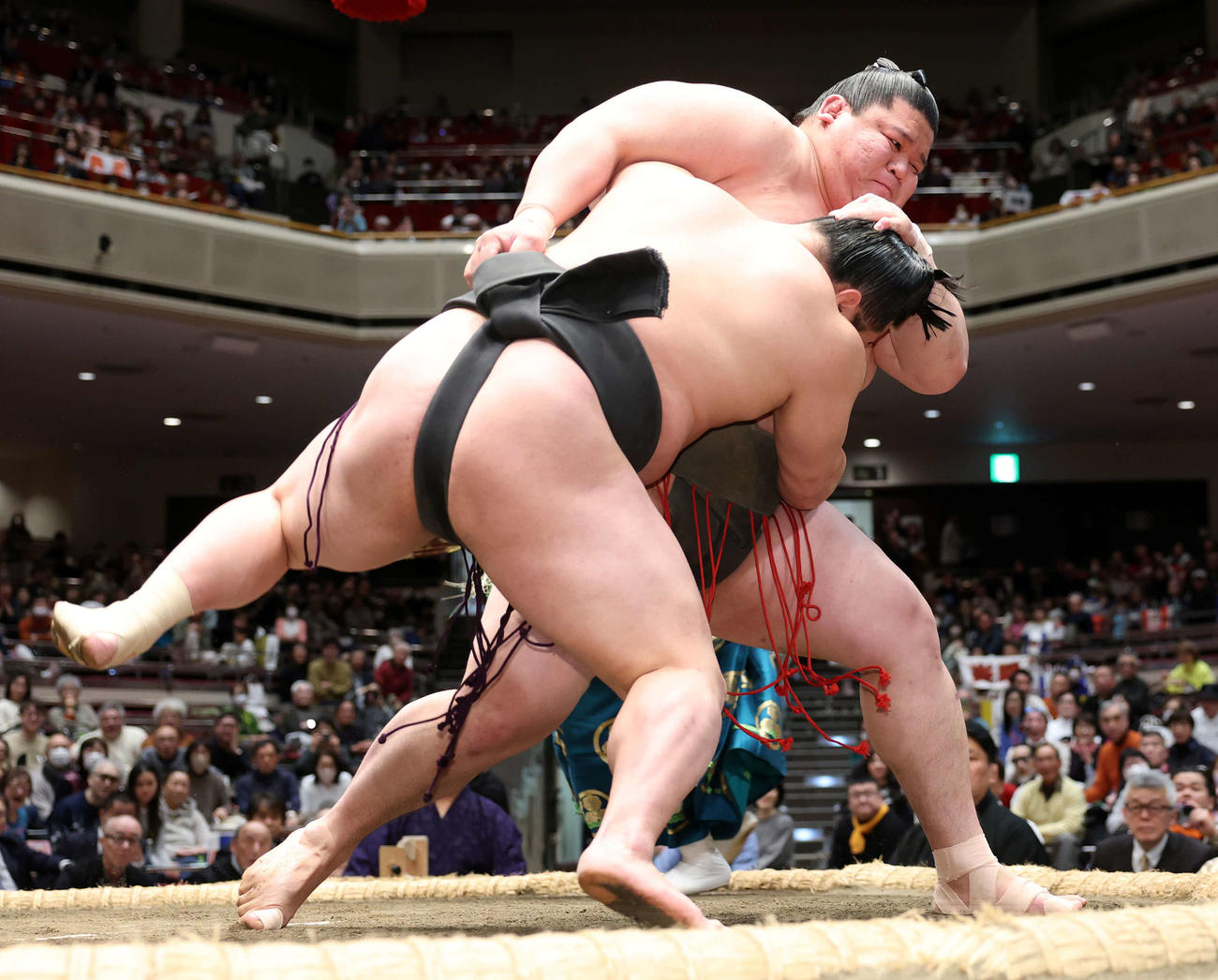 炎鵬（手前）を攻める延原（撮影・鈴木正人）　