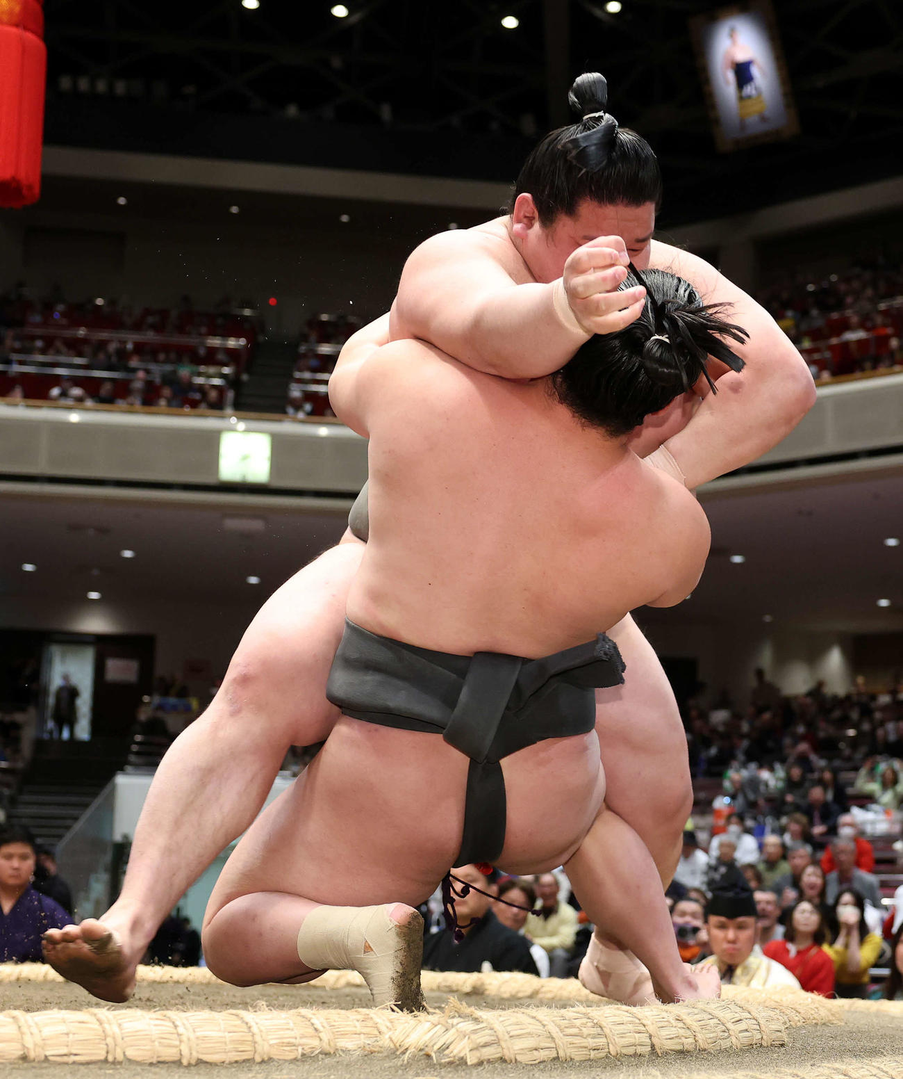 炎鵬（手前）を浴びせ倒しで破る延原（撮影・鈴木正人）　