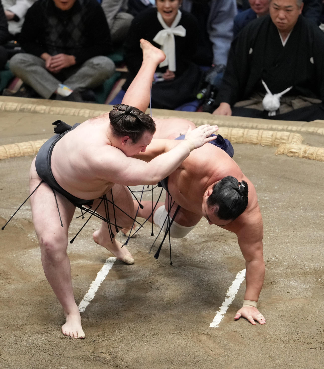 安青錦は豊昇龍（右）を上手投げで破る（撮影・小沢裕）