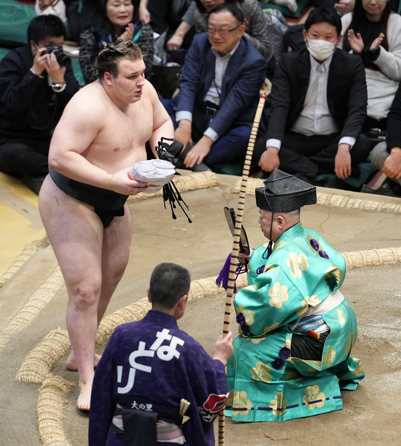 懸賞を手にする安青錦（撮影・小沢裕）