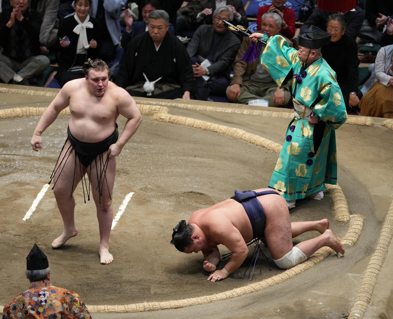 安青錦は豊昇龍（右）を上手投げで破る（撮影・小沢裕）