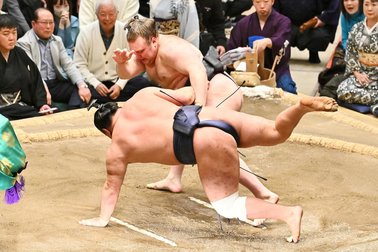 安青錦（上）は豊昇龍を上手投げで破る（撮影・滝沢徹郎）