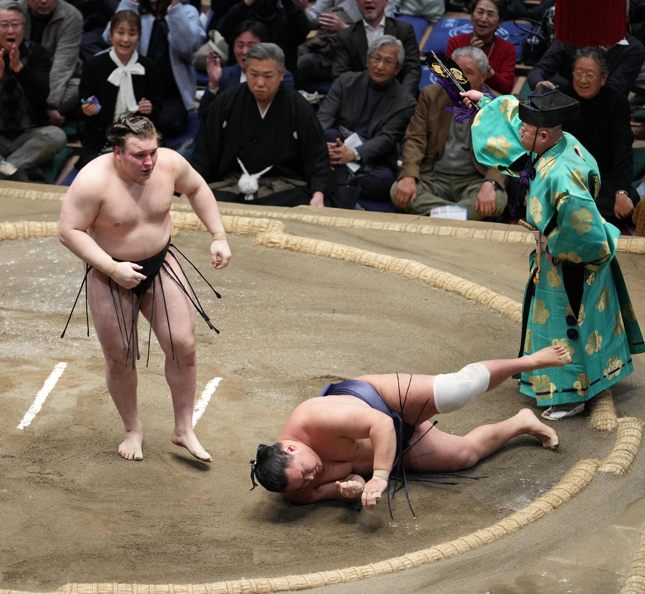 安青錦は豊昇龍（右）を上手投げで破る（撮影・小沢裕）
