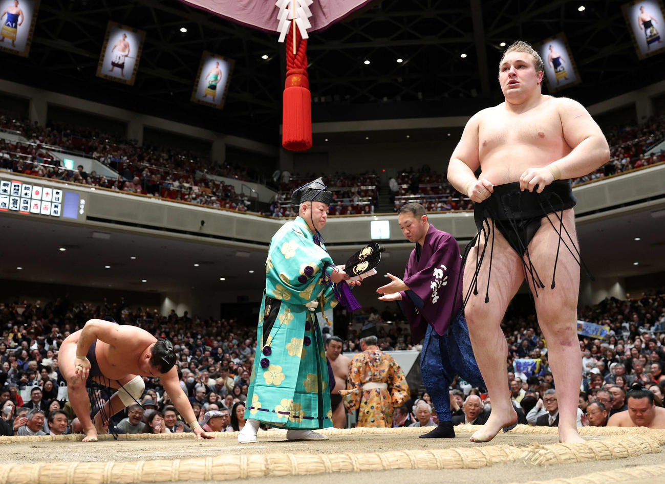 豊昇龍（左）を上手投げで破った安青錦（撮影・鈴木正人）　