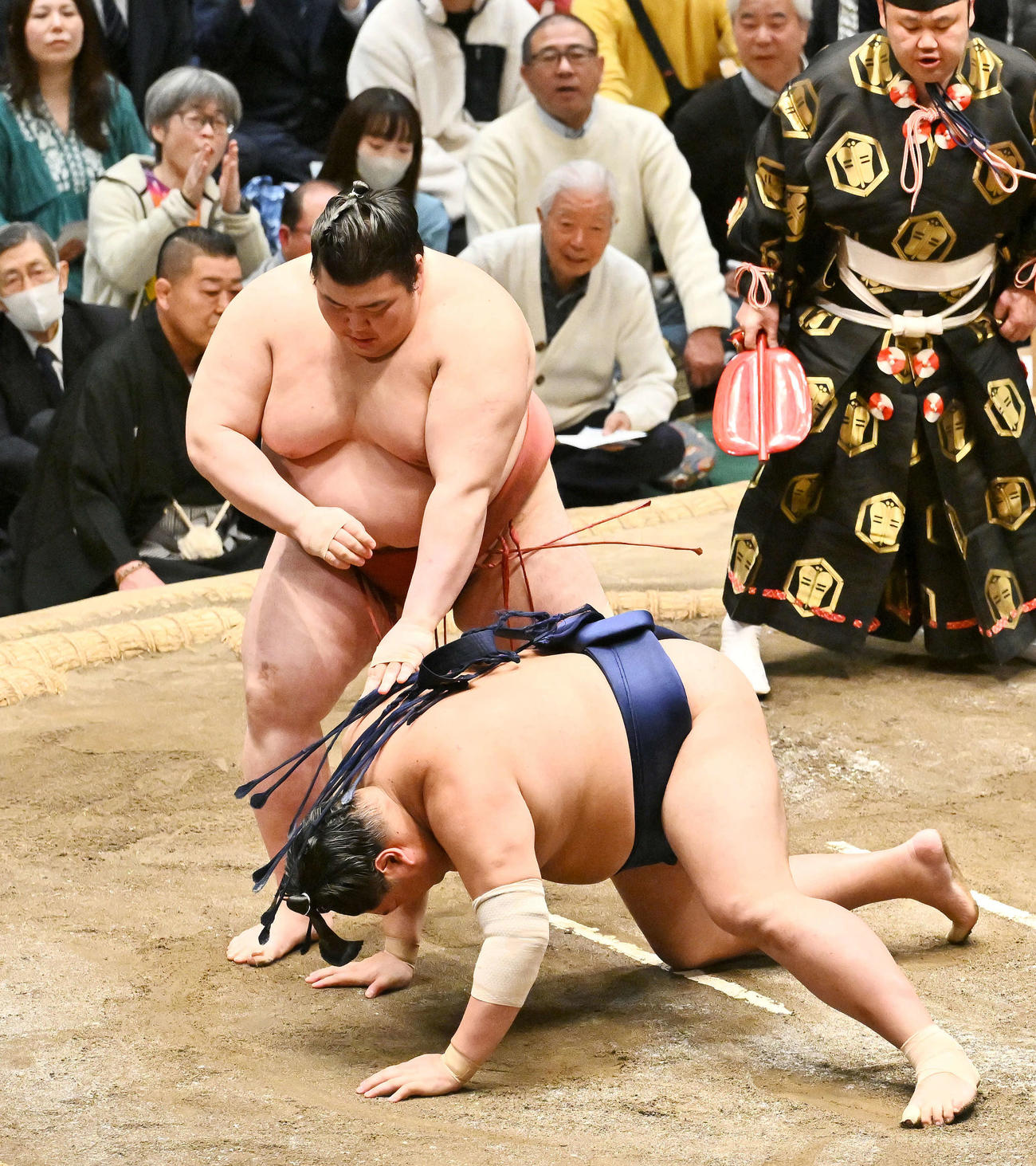 熱海富士（上）は突き落としで阿炎を破る（撮影・滝沢徹郎）