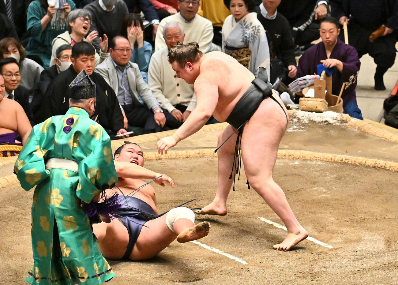 安青錦（右）は豊昇龍を上手投げで破る（撮影・滝沢徹郎）