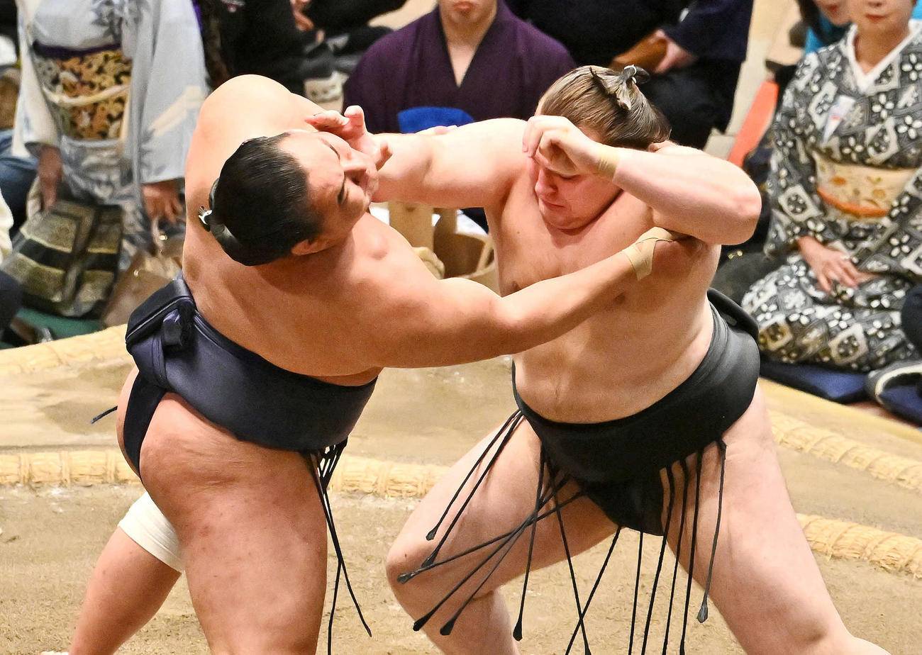 安青錦（右）は豊昇龍を攻め立てる（撮影・滝沢徹郎）