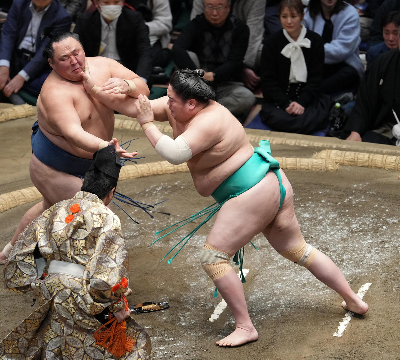 玉鷲（左）を土俵際へ攻め込む一山本（撮影・小沢裕）