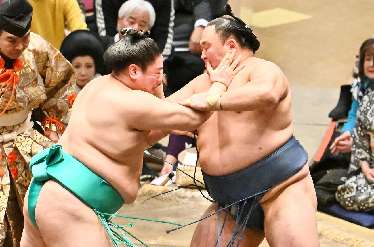 一山本（左）は玉鷲を攻め立てる（撮影・滝沢徹郎）
