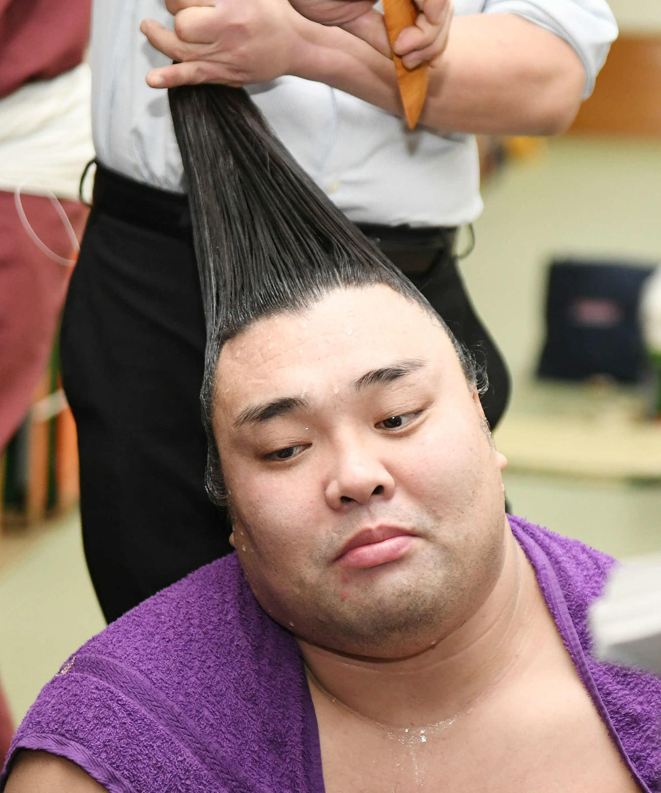 支度部屋で取材に応じる霧島