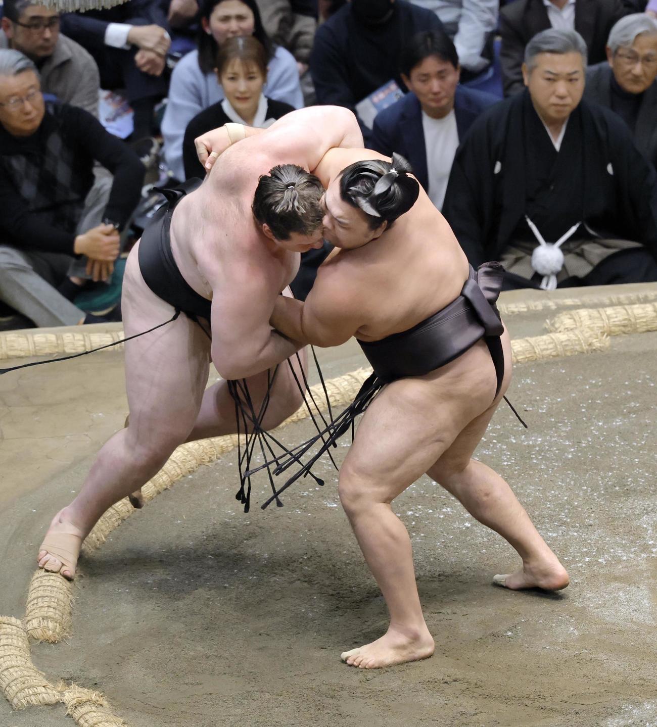 霧島（右）が寄り切りで獅司を破る（共同）