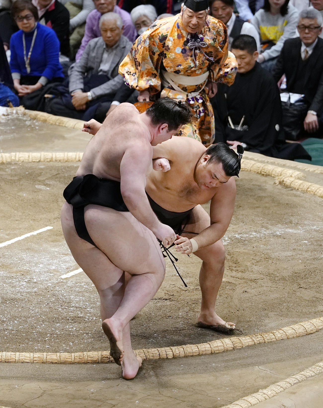 霧島（右）が寄り切りで獅司を破る（共同）