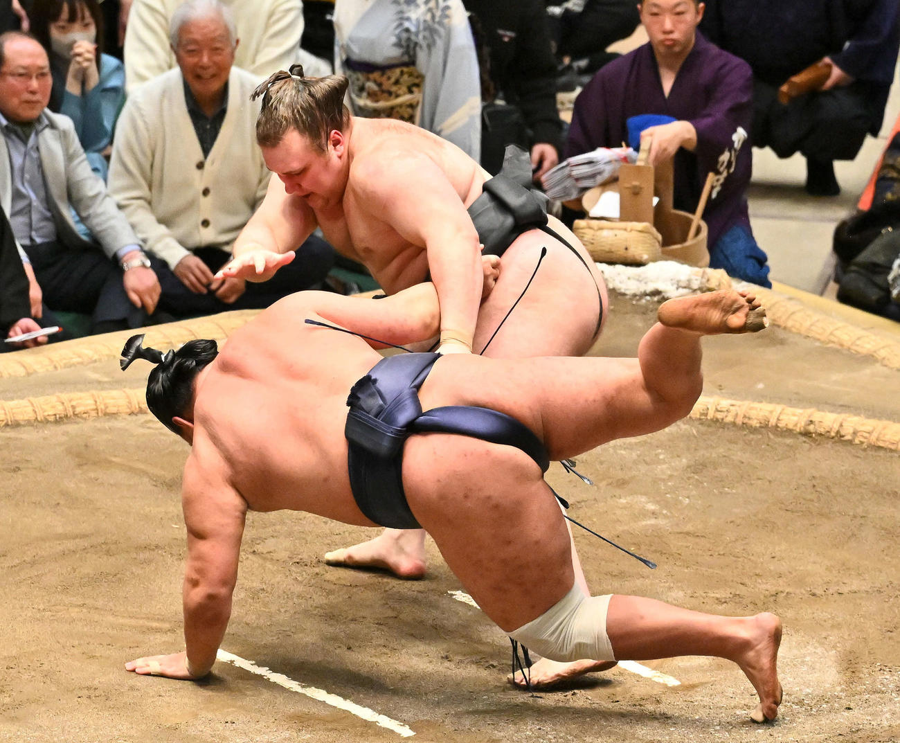 安青錦（上）は豊昇龍を上手投げで破る（撮影・滝沢徹郎）