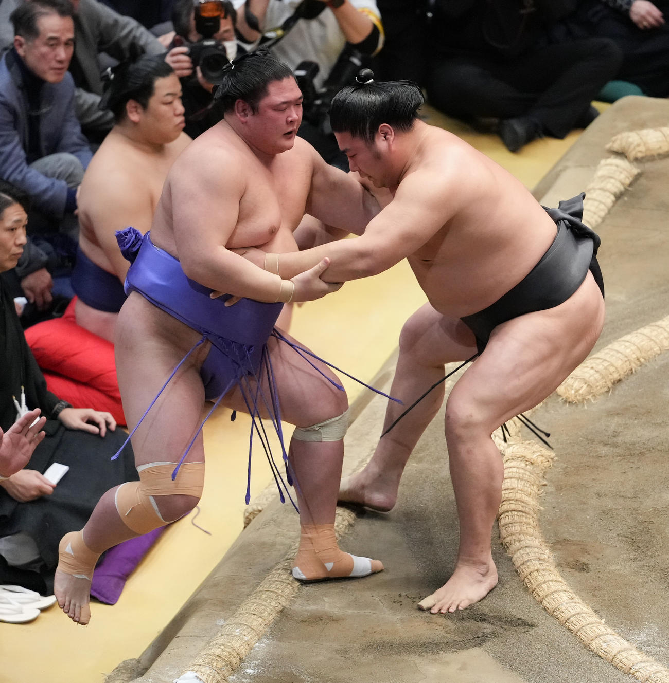 欧勝海（左）は若元春に寄り切りで敗れる（撮影・小沢裕）